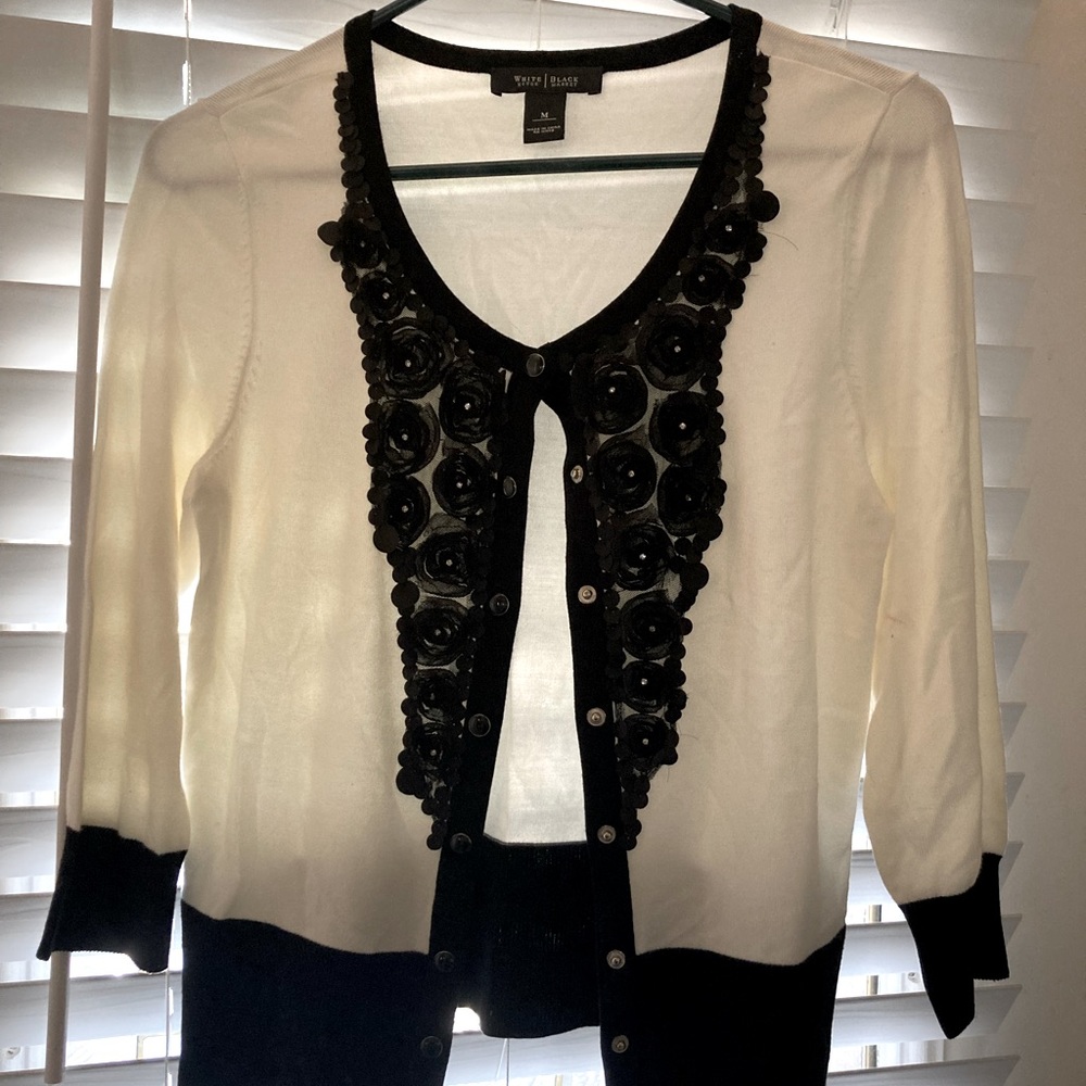 Beautiful woman’s sweater black and white Brand Size M light weight